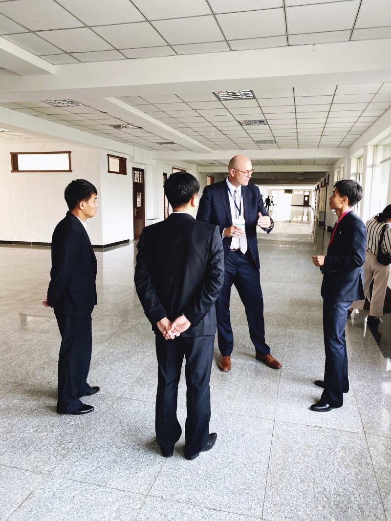 <p>Me in an intense discussion with students from the PUST University, Pyongyang, DPRK.</p>