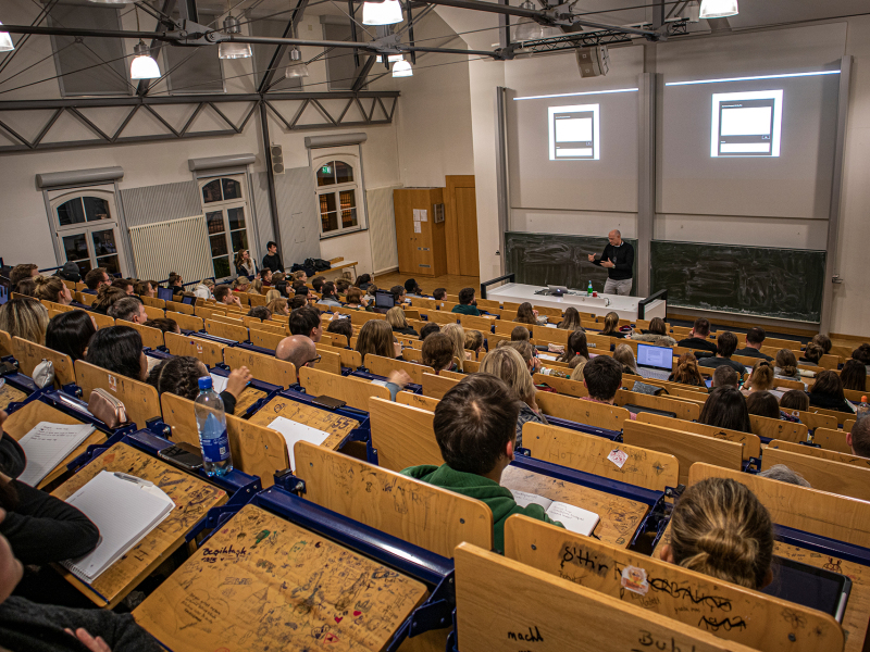 <p>Me in my element – entertaining while talking about my passion (a.k.a. job) – at the TH OWL in front of interested architects and other creatives, Detmold, Germany.<br />Picture: Johannes Brückner</p>